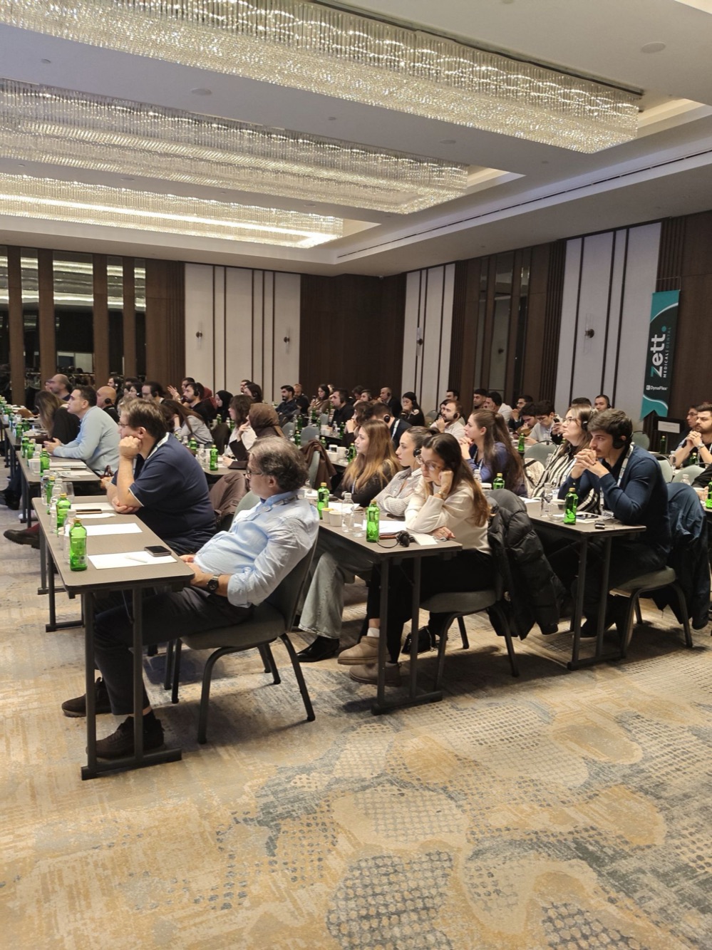 Kurs salonunda oturumu izleyen katılımcılar